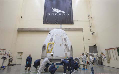 S­p­a­c­e­X­,­ ­A­s­t­r­o­n­o­t­l­a­r­ı­ ­F­ı­r­l­a­t­m­a­ ­R­a­m­p­a­s­ı­n­a­ ­T­e­s­l­a­ ­O­t­o­m­o­b­i­l­l­e­r­l­e­ ­T­a­ş­ı­y­a­c­a­k­